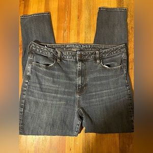 AMERICAN EAGLE: super high rise jegging in size 16